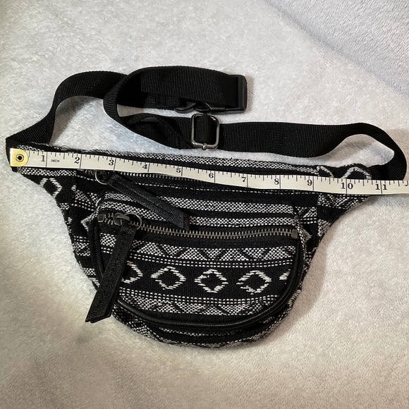 Forever 21 Black and White Belt Bag Fanny Pack - Picture 14 of 16